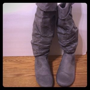 Suede gray flat boots