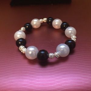 Handmade Black & White Stretchy Bead Bracelet(new)