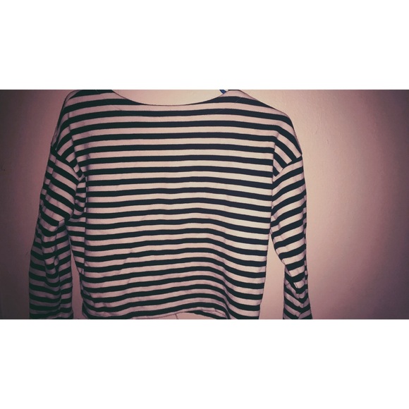 crop top. - Picture 2 of 2