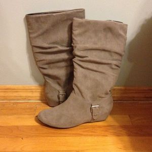 US 9.5 GRAY SUEDE BOOTS