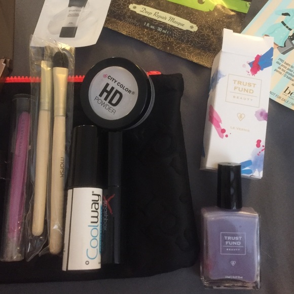 Makeup samples with bag - Picture 3 of 4