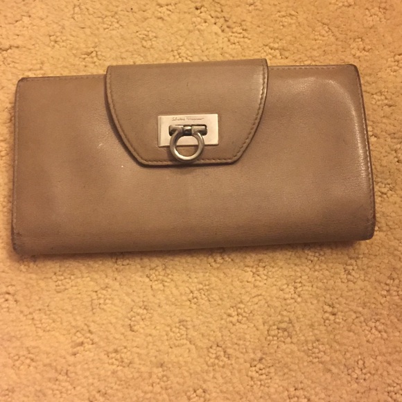 ⬇️ Ferragamo wallet