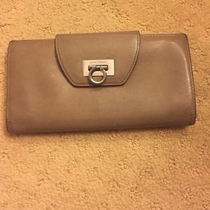 ⬇️ Ferragamo wallet