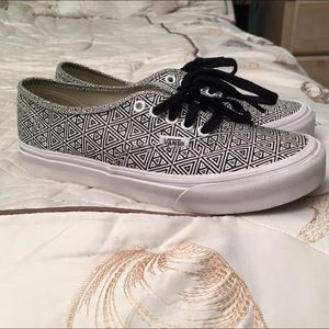 Geo print black and white vans