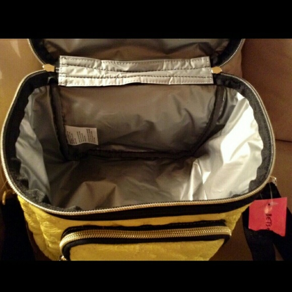 Insulated lunch bag lowering for the day 11.15