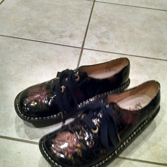 Algeria shoes.