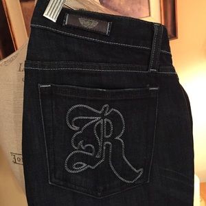 Kasandra style in dark blue with light whiskering