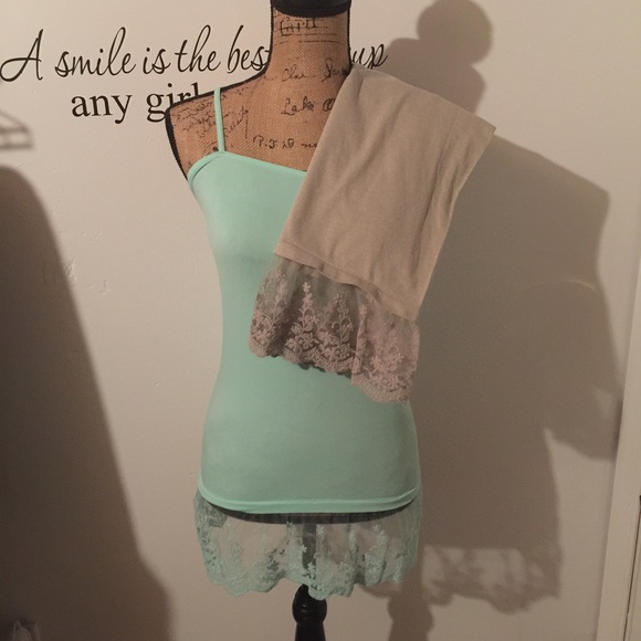 (2) Tank tops with lace - Picture 2 of 2