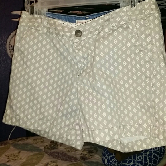 Gray shorts with dimond design