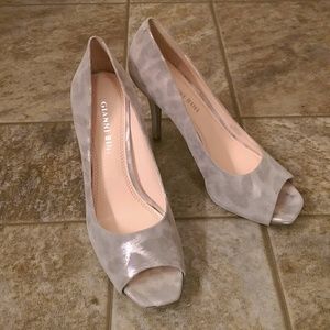 Gianni Bini silver leopard print peep toe heels