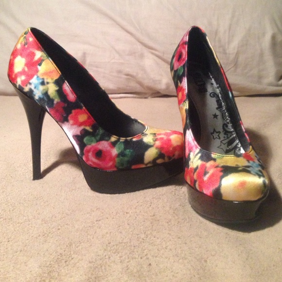 Size 8 floral looking platformed heels
