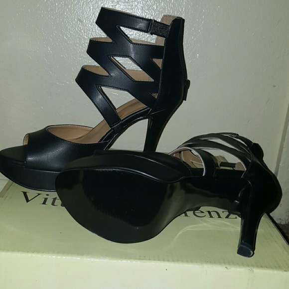 Black heels - Picture 2 of 4