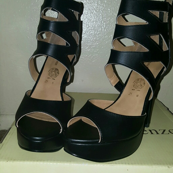 Black heels - Picture 3 of 4