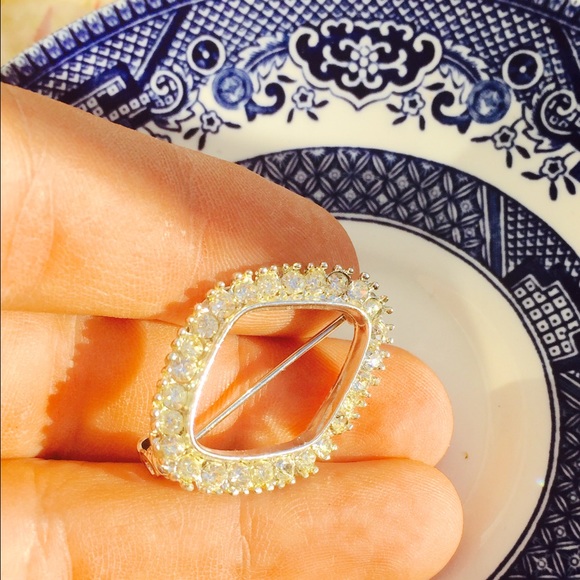 Vintage one inch BRILLIANT RHINESTONE BROOCH
