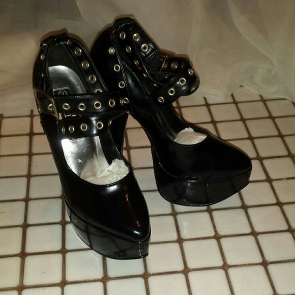 Cool Rocker Chick Shoes - Picture 2 of 4
