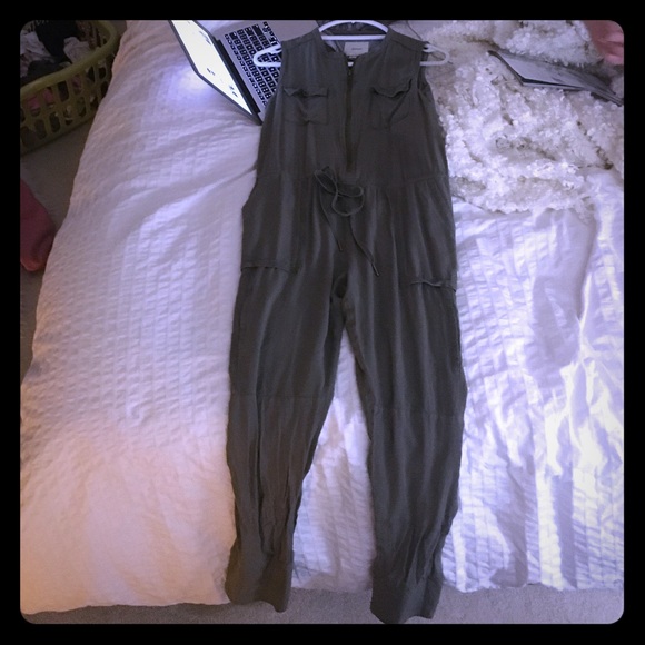 Cute army green jumper from anthropologie!