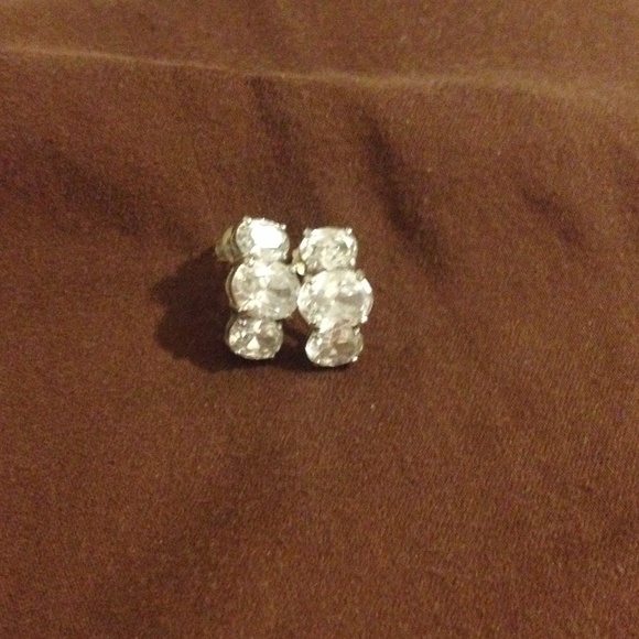 Crystal stud earrings - Picture 3 of 3