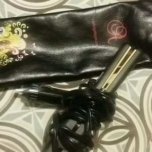 On the go 100% ceramic Le Angelique  flat iron!!