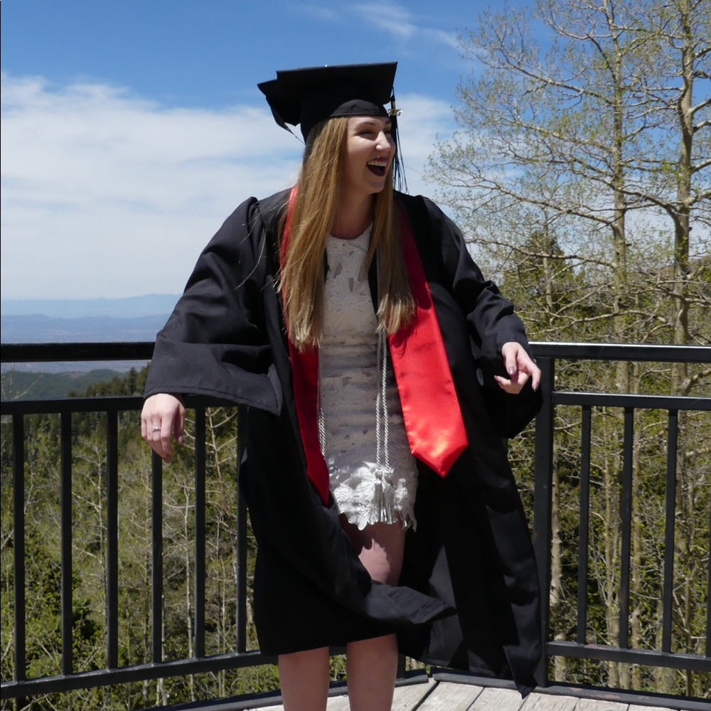 Meet your Posher, Ana Top 10% Seller 💕