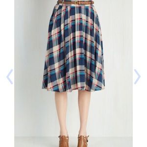 Mid/High waisted skirt with pockets and brown belt