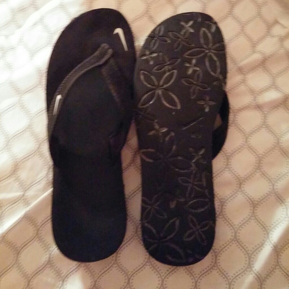 Nike flip flops both 30