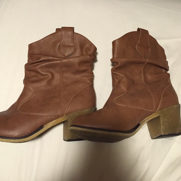 Brown short cowboy boot.