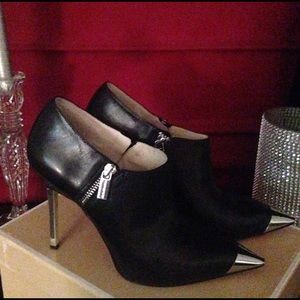 MICHAEL KORS- Zady Leather Bootie