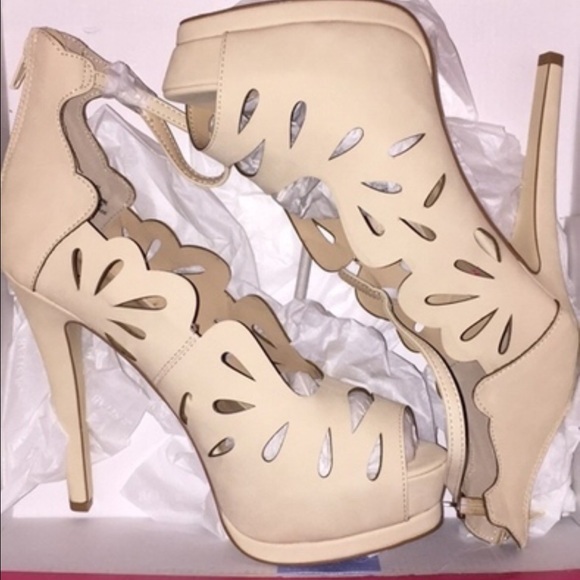 Cute peep toe pumps