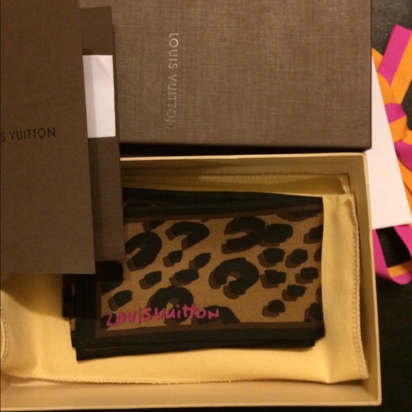 *SOLD* Authentic Louis Vuitton Leopard Print Bande - Picture 2 of 4