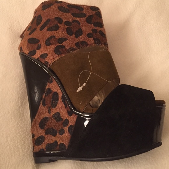 Fantastik brown leopard sheikh patent wedge