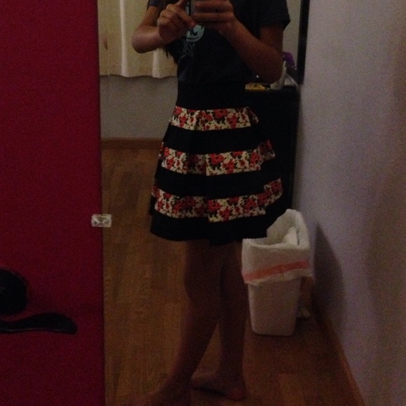 Gorgeous floral skirt (Traded) - Picture 2 of 2