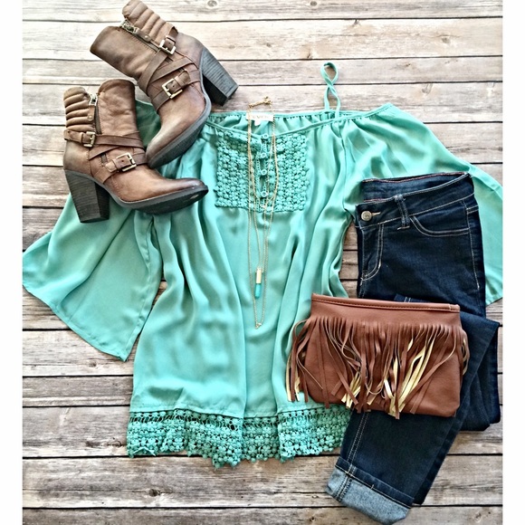 🎉HOST PICK🎉Camel Fringe Vegan Leather Bag - Picture 2 of 3