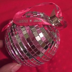 VICTORIAS SECREAT ORNAMENT WITH A THONG INDISE!