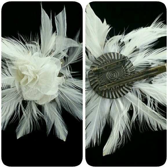 Jewelry - 💕White Feather Brooche💕