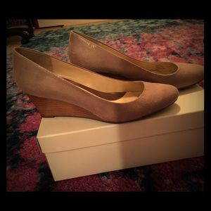 Calvin Klein Yana - Mini square print wedges