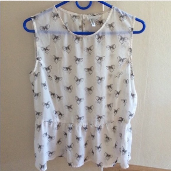 H&M Tops - H&m black and white bow print blouse