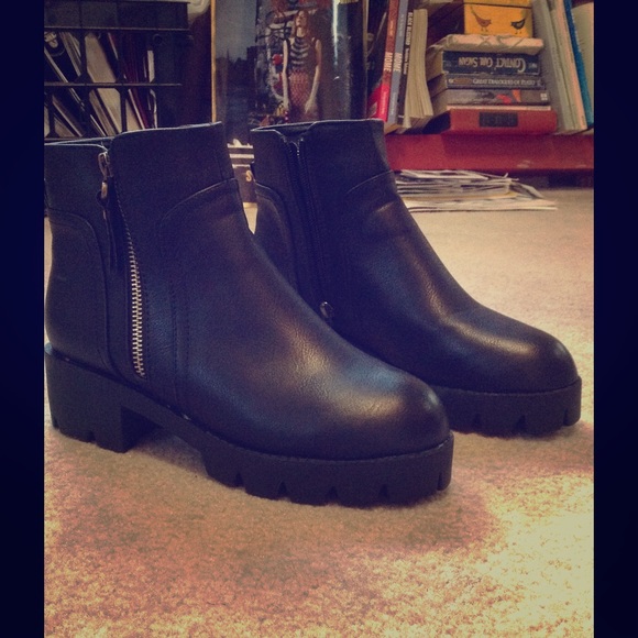 New with box black zipper ankle boots