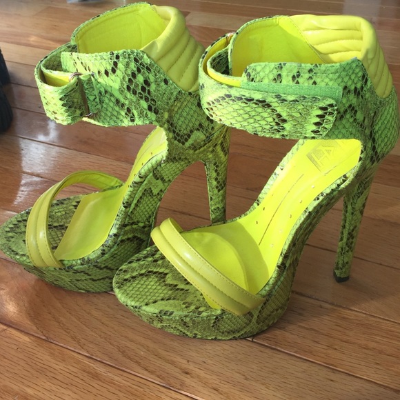 Fahrenheit Fiona Platform Heels, Lime, Sz. 10