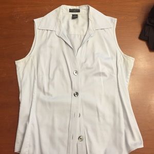 Butting down sleeveless shirt