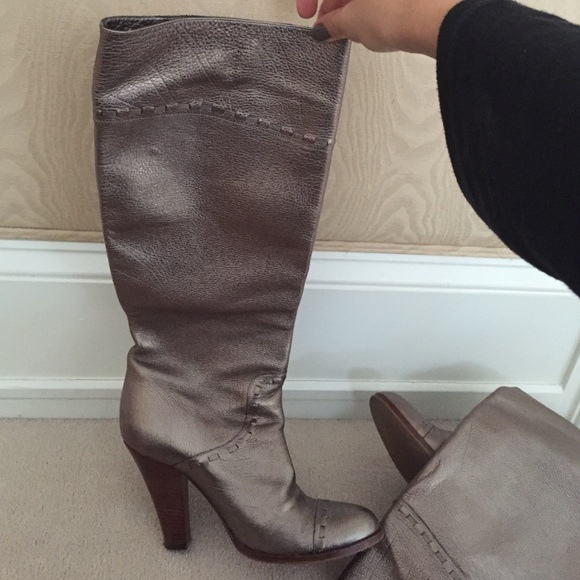 MARC JACOBS SHORT HEELED TO THE KNEE BOOT