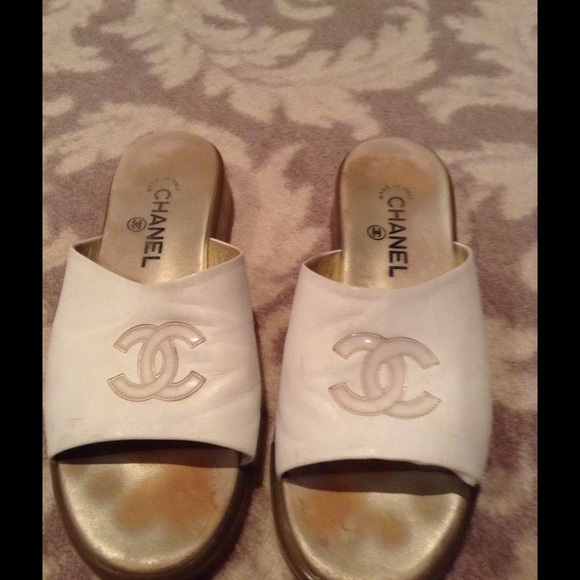 CHANEL WHITE SANDALS WITH CC