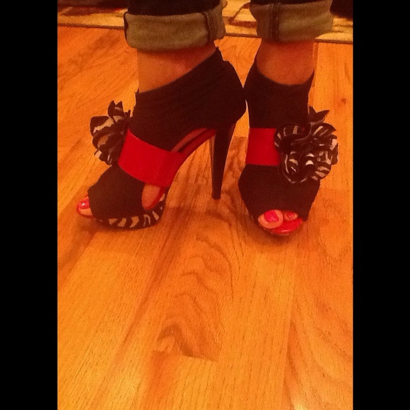 2nd pic much clearer. Really cool heels.