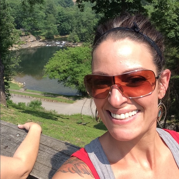 Meet your Posher, Carrie - Picture 1 of 1