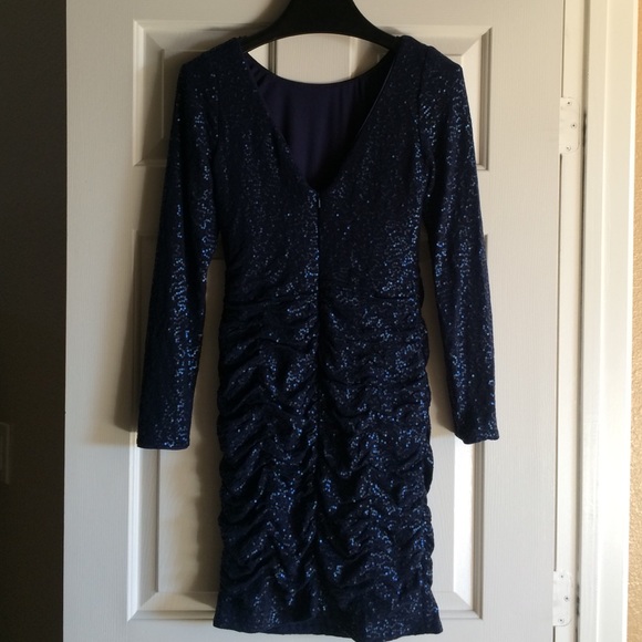 Long Sleeved ruched sequin cocktail dress - Picture 3 of 4