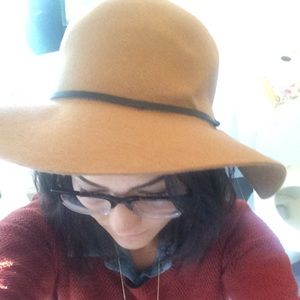 Camel/light brown women's hat