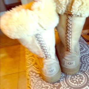 👢Beautiful Beige Tall Uggs with pattern on back.