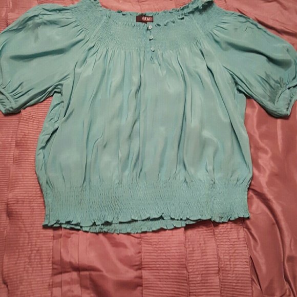 1x off the shoulder blouse