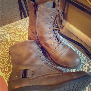 Brown White Mountain boot with zipper.