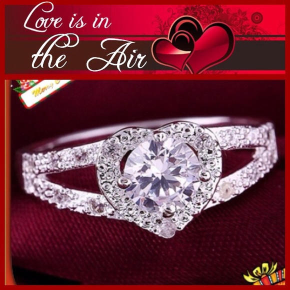 ❤️💍EXQUISITE HEART RING AUSTRIAN LAB MADE CRYSTALS. NWT. Sz 8.