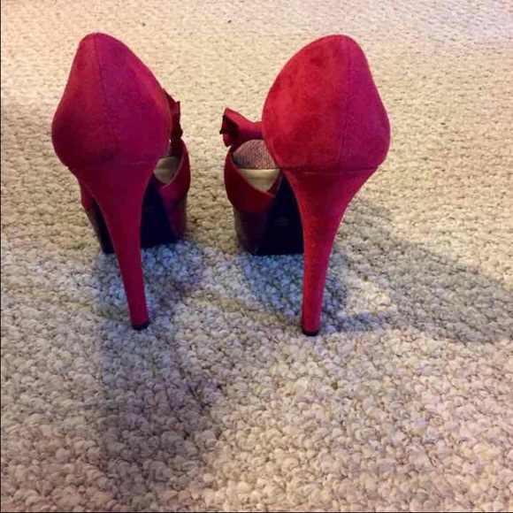 Red pump - Picture 3 of 4
